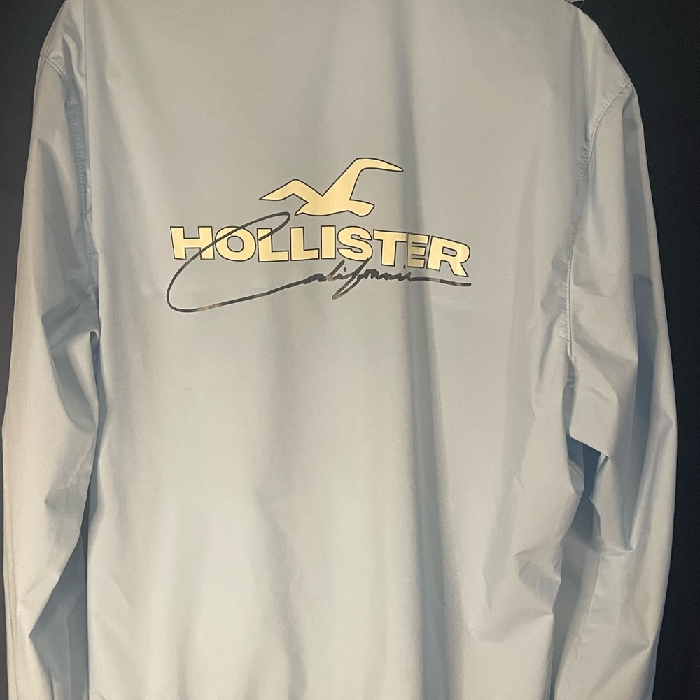 This jacket is very light and thin. It is comfortable wearing it.